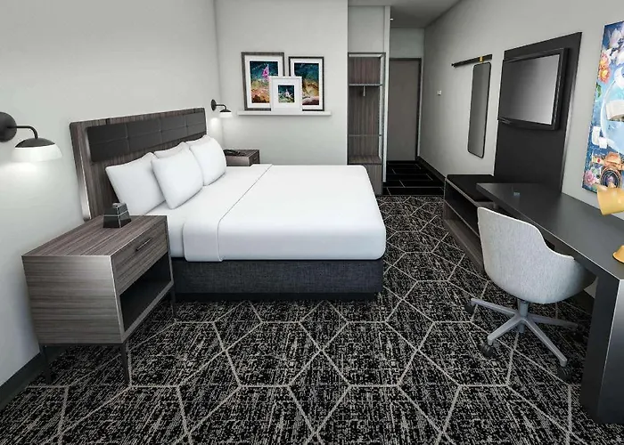 La Quinta & By Wyndham Copper Sky Hotel