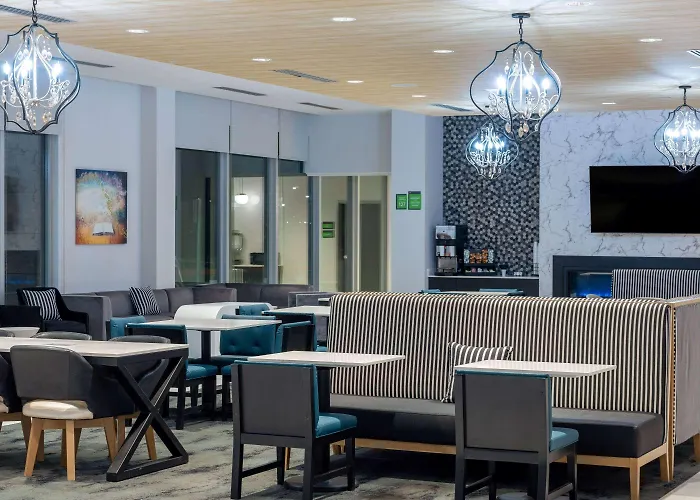 La Quinta & By Wyndham Copper Sky Hotel